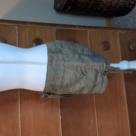 Old Navy Army GREEN Khaki Shorts Sits below Waist SZ8 - Picture 5 of 11